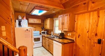 Charming 2-bedroom cabin in delightful Townsend with all the necessary amenities