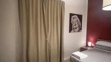 2 camere, una cassaforte in camera, una scrivania, ferro/asse da stiro