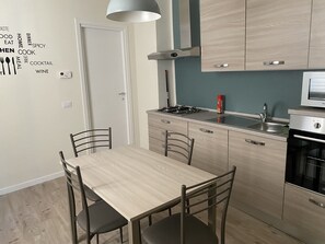 Fridge, microwave, oven, stovetop - Anna apartment: relaxation and elegance in the true heart of the historic center of Imola (Imola)