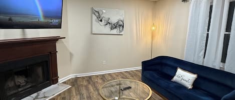 Smart TV, fireplace