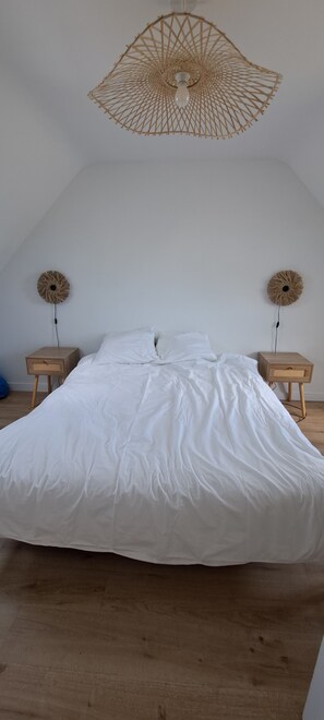 3 habitaciones, tabla de planchar con plancha, cuna de viaje y wifi 