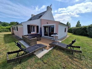Outdoor dining - Renovated, detached belle-illoise family home, 3 bedrooms, sleeps 9 (Le Palais)