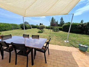 Outdoor dining - Renovated, detached belle-illoise family home, 3 bedrooms, sleeps 9 (Le Palais)