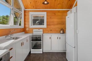 Een koelkast, een microgolfoven, een oven, een kookplaat