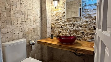 Ducha, secador de pelo, toallas y jabón