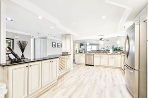 Réfrigérateur, four à micro-ondes, un four, surface de cuisson