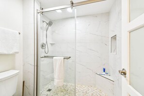 Dusche, HandtĂŒcher, Toilettenpapier