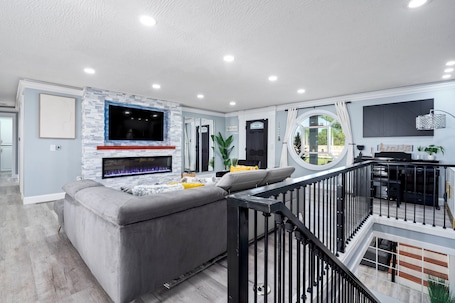 Smart TV, fireplace, table football, ping pong. New! Family Retreat • Hot Tub & Fun country home!