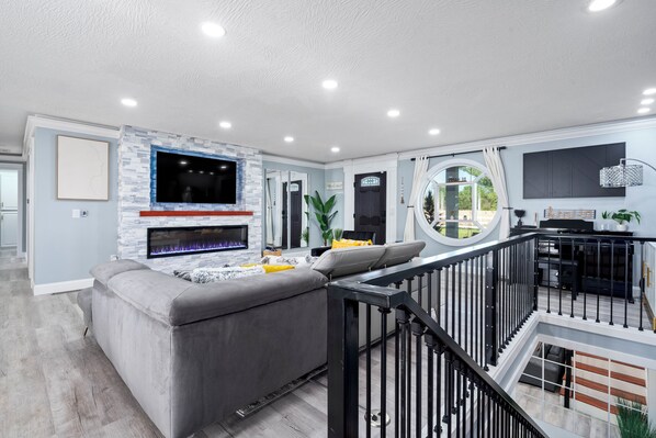 Smart-TV, Kamin, Tischfußball, Tischtennisplatte