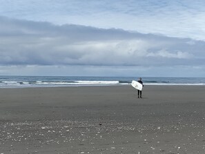 Sulla spiaggia, lettini da mare, teli da spiaggia