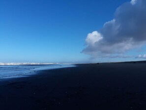 Plage, chaises longues, serviettes de plage