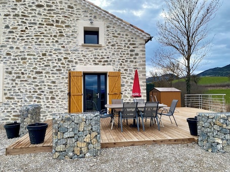 Outdoor dining. Gîte de la Coopérative à L'Epine - 4/6pers - Wifi Terrasse Confort