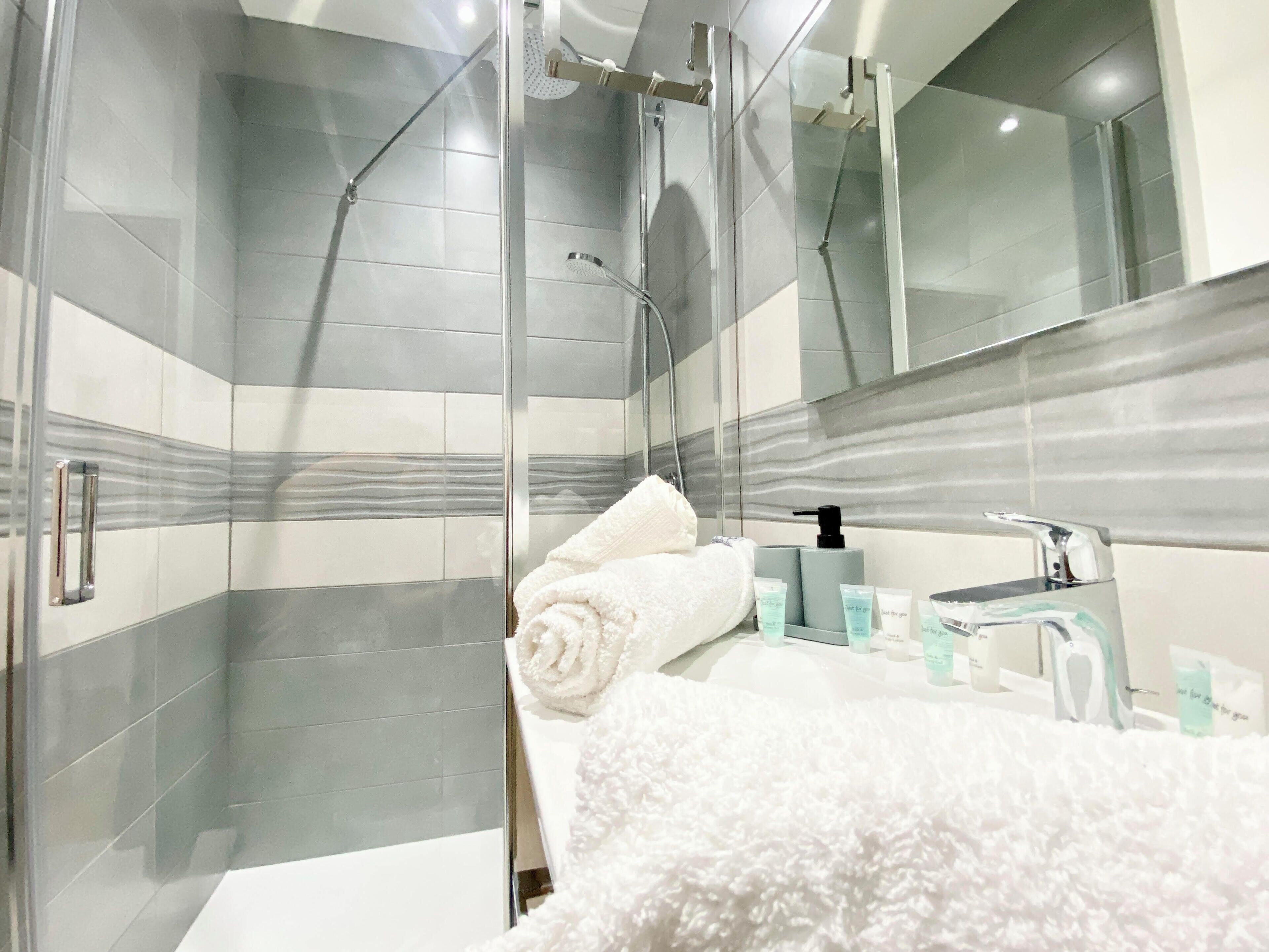 Dusche, Haartrockner, Handtücher, Seife
