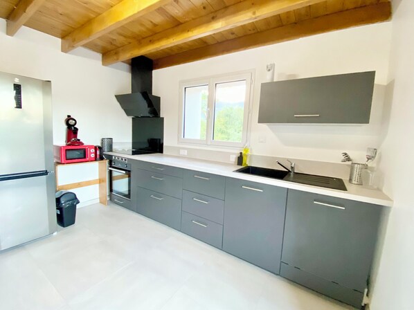 Fridge, microwave, oven, stovetop - Gîte de la Coopérative à L'Epine - 4/6pers - Wifi Terrasse Confort (L'Épine)
