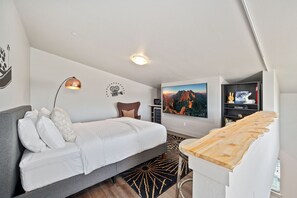 8 bedrooms, individually decorated, individually furnished, desk - Mountain View Getaway - Groups Welcome! (Fort Collins)