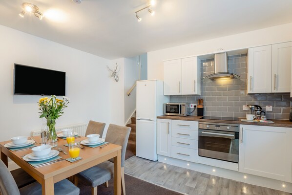 Fridge, microwave, oven, cookware/dishes/utensils