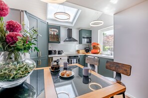Kühlschrank, Mikrowelle, Ofen, Geschirrspüler
