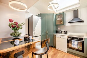 Kühlschrank, Mikrowelle, Ofen, Geschirrspüler