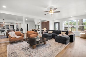 Smart TV, caminetto, videogiochi, tavolo da ping pong