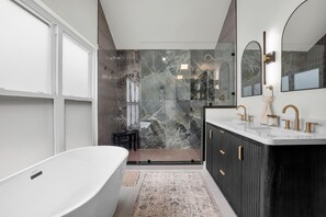 Shower, eco-friendly toiletries, hair dryer, towels - Suncrest Solace. Lake. Pool. Spa. Luxury. Yours. (Savannah)