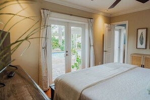 4 bedrooms, iron/ironing board, travel crib, WiFi - Family-Friendly 4BR Home with Pool, Playground & Boat/RV Parking (Cutler Bay)