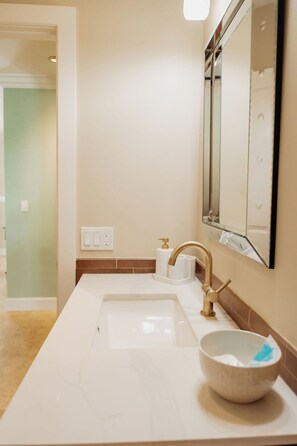 淋浴设施、吹风机、毛巾、肥皂