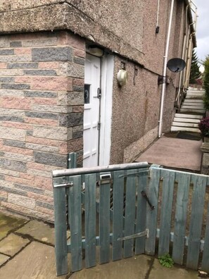 Kamar Triple Keluarga, patio, pemandangan kebun | Detail eksterior