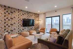 TV, mesa de pingue-pongue, aparelho de som