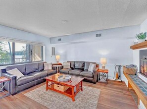 Smart-TV, Kamin, Bücher