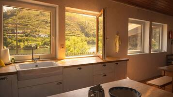 Køleskab, mikrobølgeovn, ovn, kogeplade