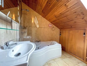 Dusche, Whirlpool, Haartrockner, Handtücher