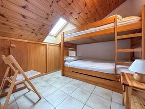 3 bedrooms, iron/ironing board, travel cot, free WiFi - Cozy Ski Loft next to Gondola•Hiking•Biking•Lake•Family Friendly • Sleeps 10 (Morillon)