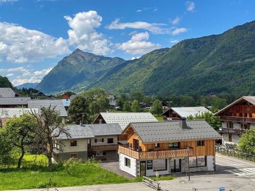 Cozy Ski Loft next to Grand Massif Gondola. WiFi • Family Friendly• Sleeps 5–10•