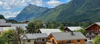 Cozy Ski Loft next to Grand Massif Gondola. WiFi âą Family Friendlyâą Sleeps 5â10âą