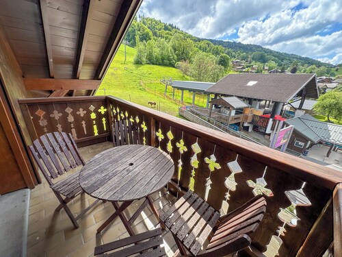 Cozy Ski loft next to ski run, Morillon Gondola. Hot Tub, Clean, Sleeps 5-10.