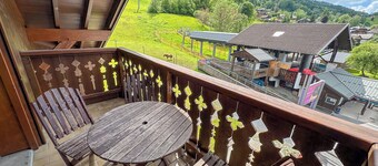 Cozy Ski loft next to Morillon Gondola easy access to ski & hiking. Sleeps up10.