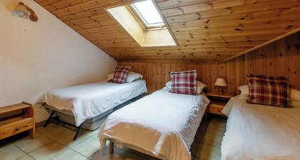 Cozy Ski loft next to gondola and town. easy access to ski &hiking. sleeps10.