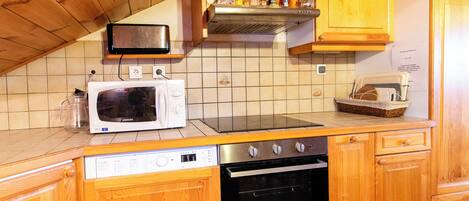 Frigorífic, microones, forn i placa de cuina