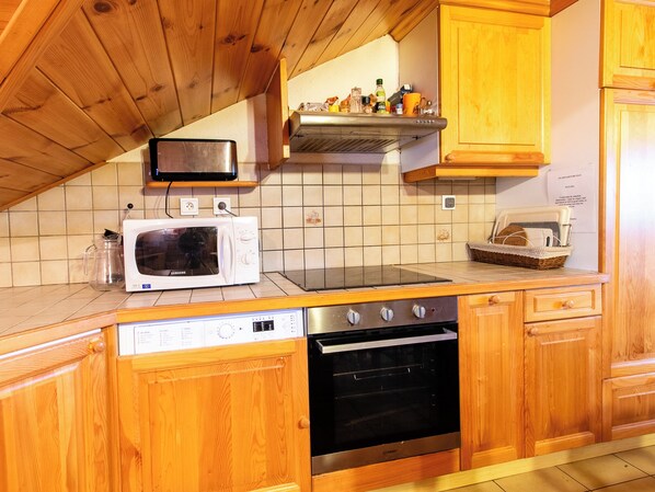 Réfrigérateur, micro-ondes, four, plaque de cuisson