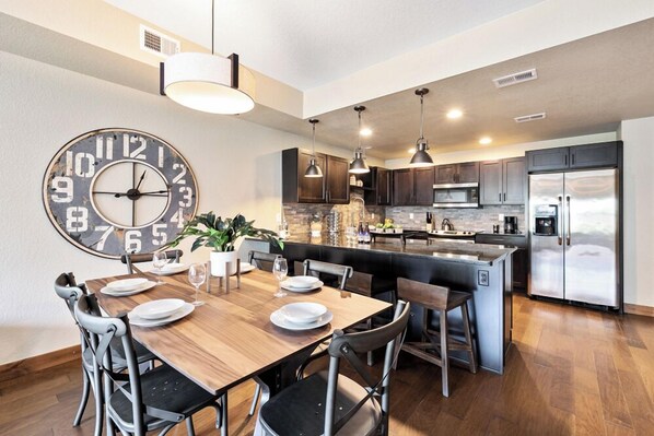 Nhà, nhiều giường, bếp, quang cảnh vườn (850 Baum St. (Unit B & C)) | Khu ăn uống