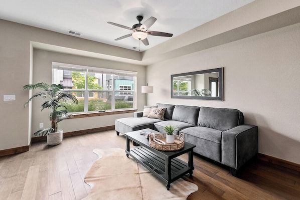 Casa, varias camas, cocina, vista al jardín (850 Baum St. (Unit B & C)) | Área de sala de estar | Televisión de pantalla plana de 50 pulgadas con canales digitales 