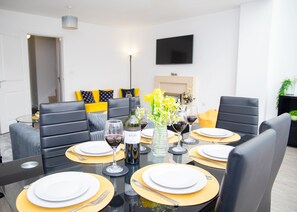 Dining - 🏡 Contractor-Friendly 4-Bed House – Fast WiFi & Free Parking 🚧 (Hampton Vale)