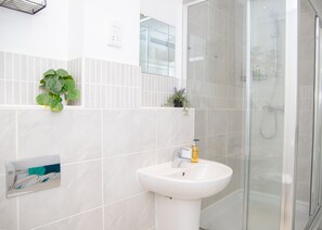 Hair dryer, towels - 🏡 Contractor-Friendly 4-Bed House – Fast WiFi & Free Parking 🚧 (Hampton Vale)
