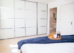 4 slaapkamers, een strijkplank/strijkijzer, gratis wifi, beddengoed