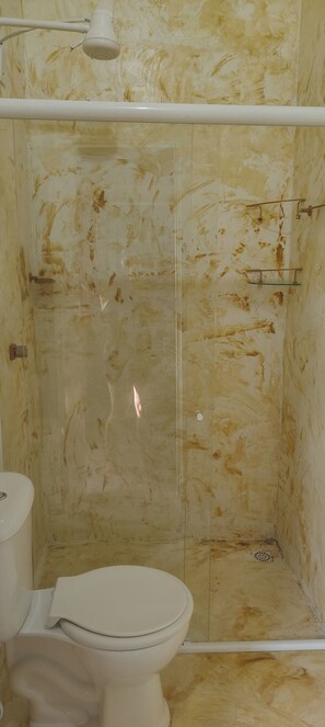 Deluxe-chalet, näköala puutarhaan | Kylpyhuone | Ilmaiset hygieniatuotteet, pyyhkeet, saippua, vessapaperi