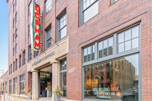 Exterior - DT 2BD Steps from Target Field Gym Kitchen Laundry (Minneapolis)