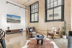 Interior - DT 2BD Steps from Target Field Gym Kitchen Laundry (Minneapolis)