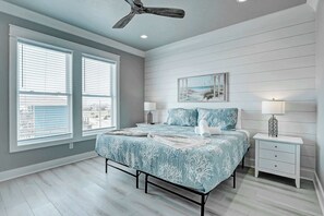 9 bedrooms, WiFi, bed sheets - The Lazy Turtle, Beachfront (Crystal Beach)