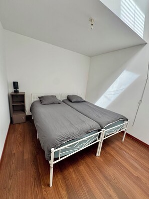 2 chambres, fer et planche à repasser, lit de bébé portatif, Wi-Fi