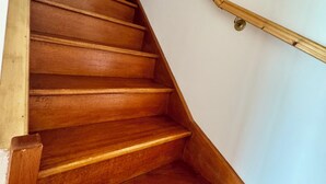 A wooden staircase with a handrail and a white wall. - La Terrasse vue étangs, Table soccer, board games by BookingFuté (Socourt)